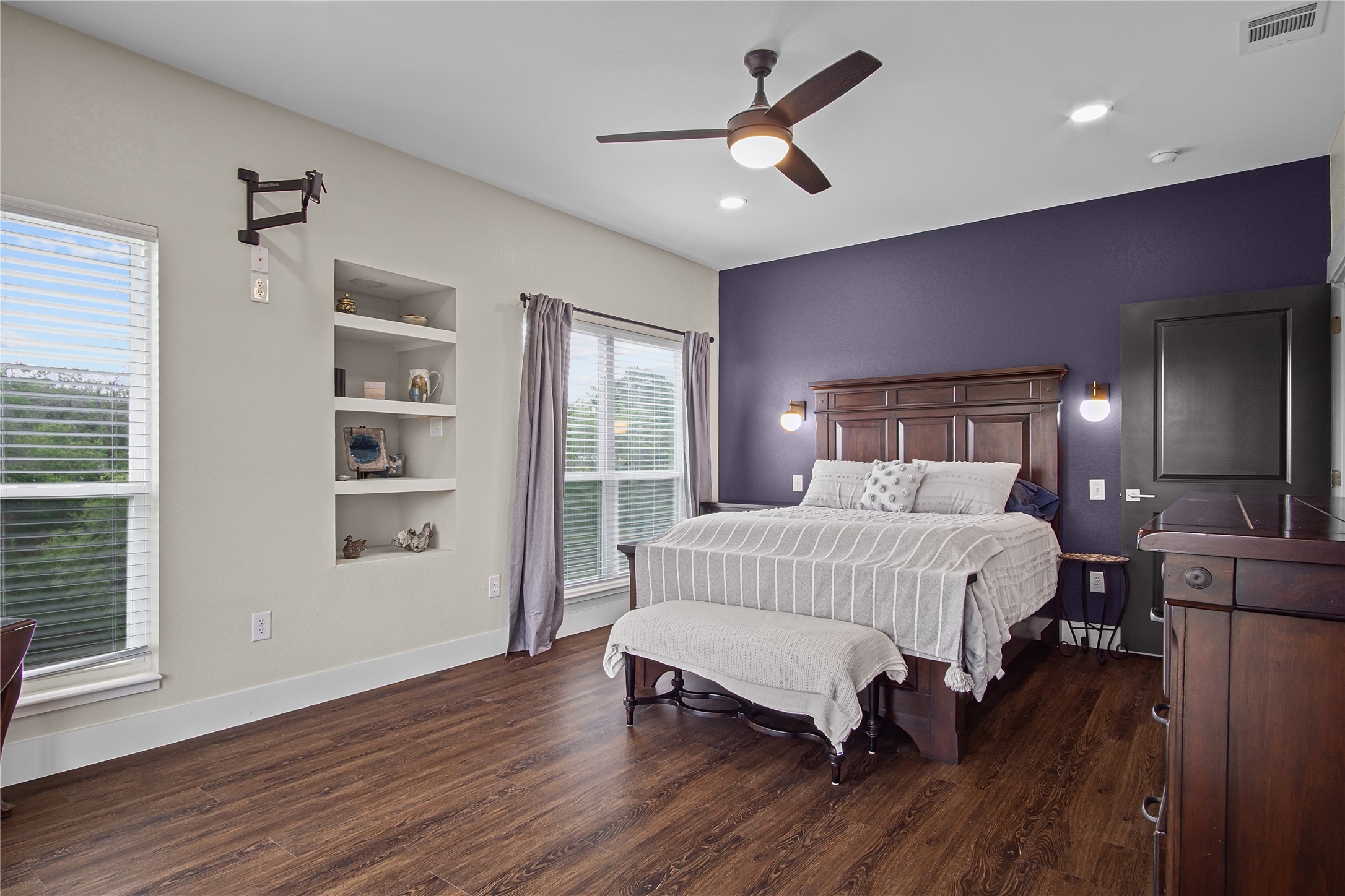 1458 N Lakeview Drive