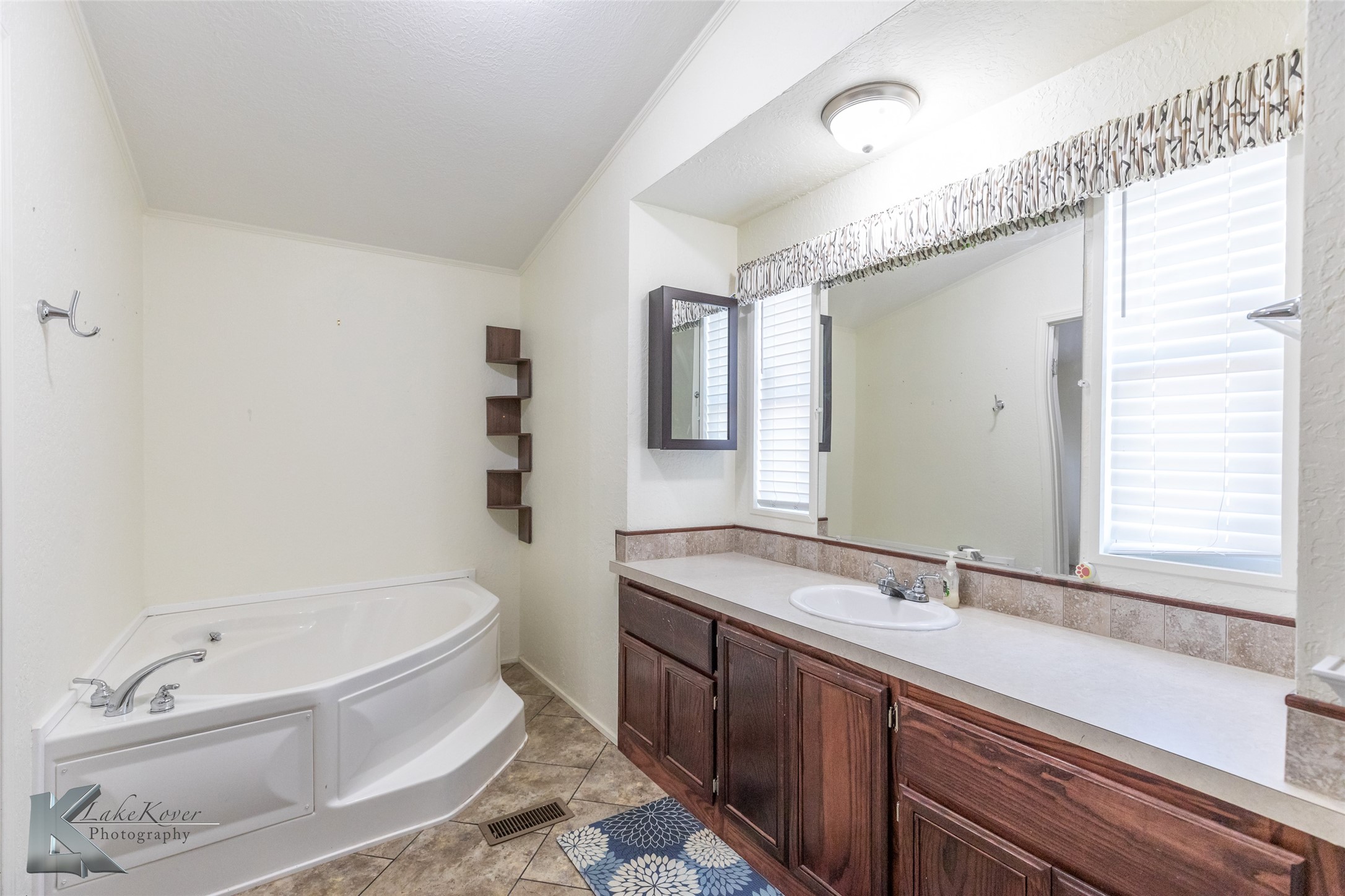 5121 Lake Shore Drive