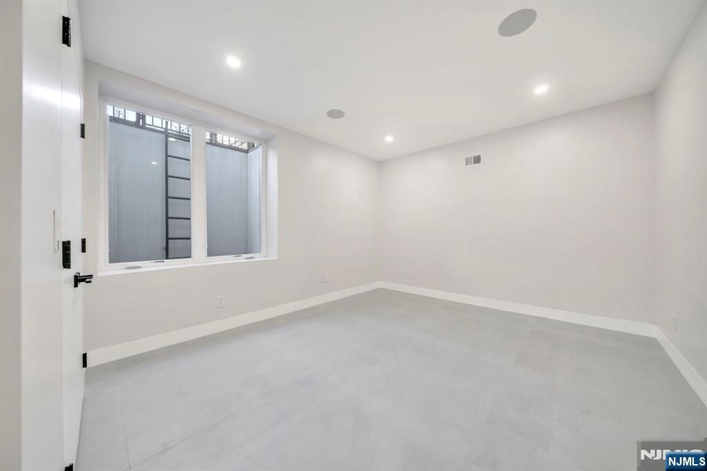 43 Oak Avenue
