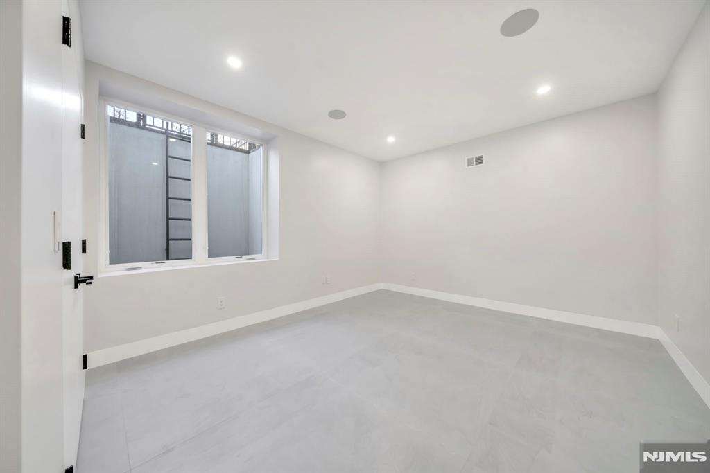 43 Oak Avenue