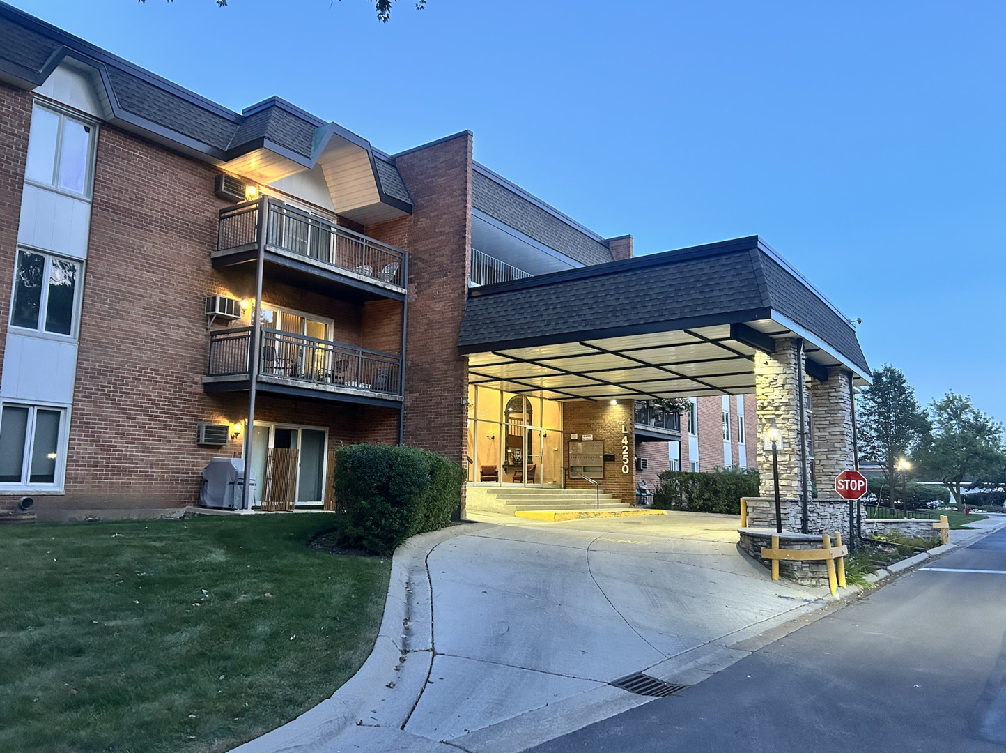 4250 Saratoga Avenue Unit: L302