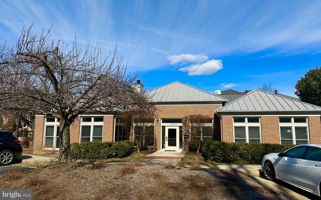 1701 LAKE SHORE CREST DR #24