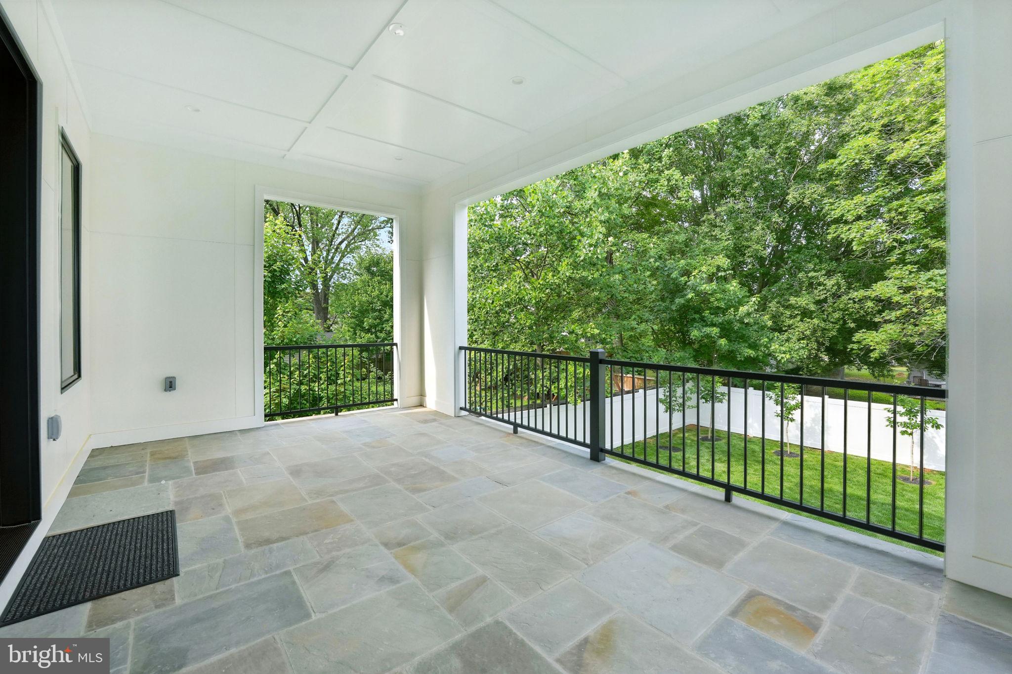 1925 Hillside Dr