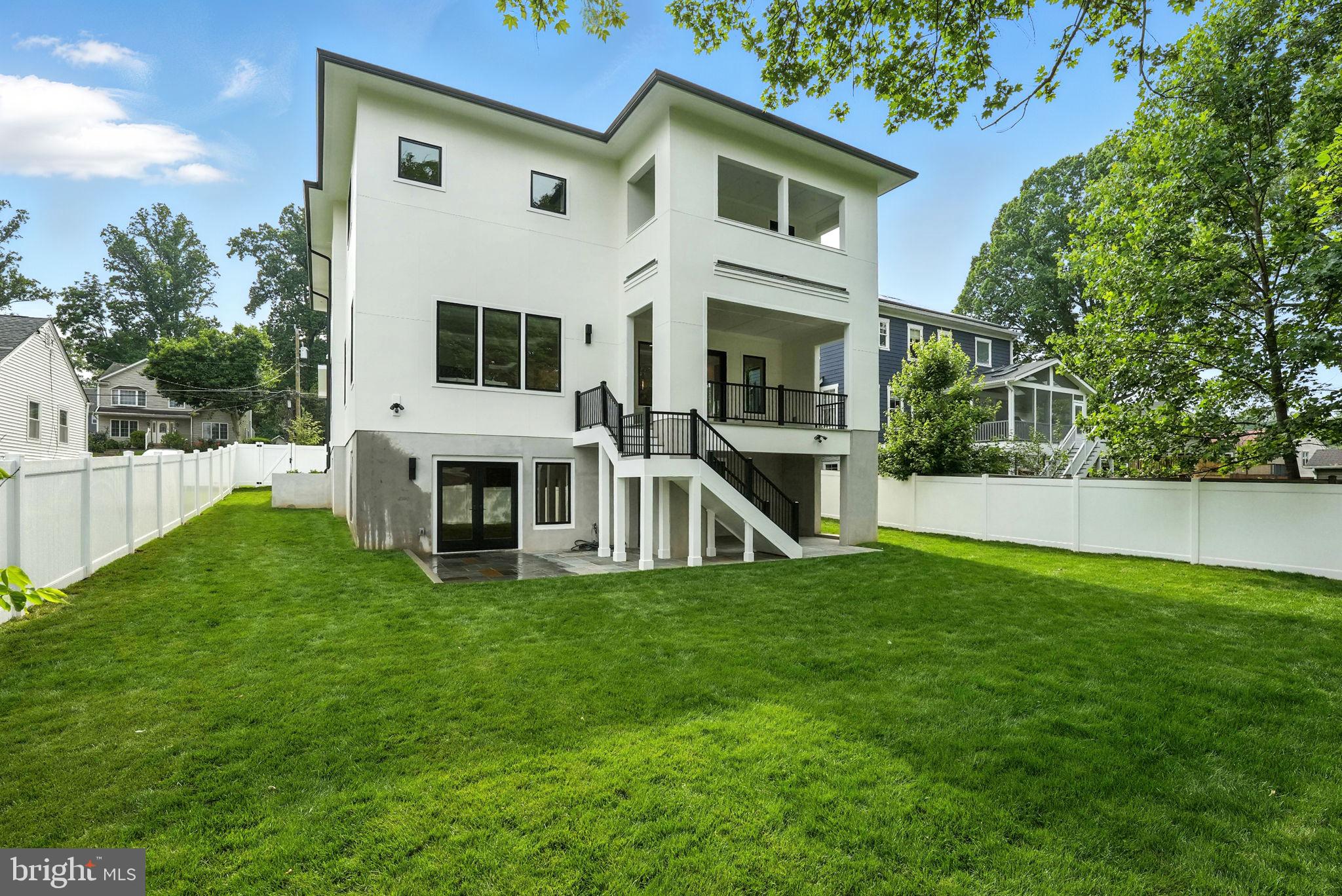 1925 Hillside Dr