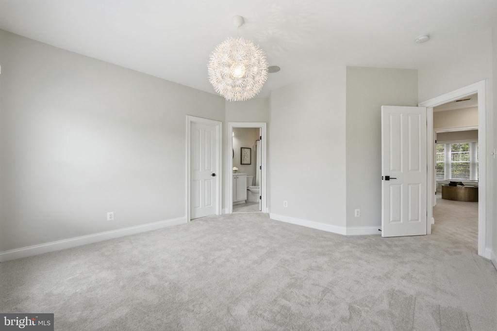 9153 RIESLEY LANE
