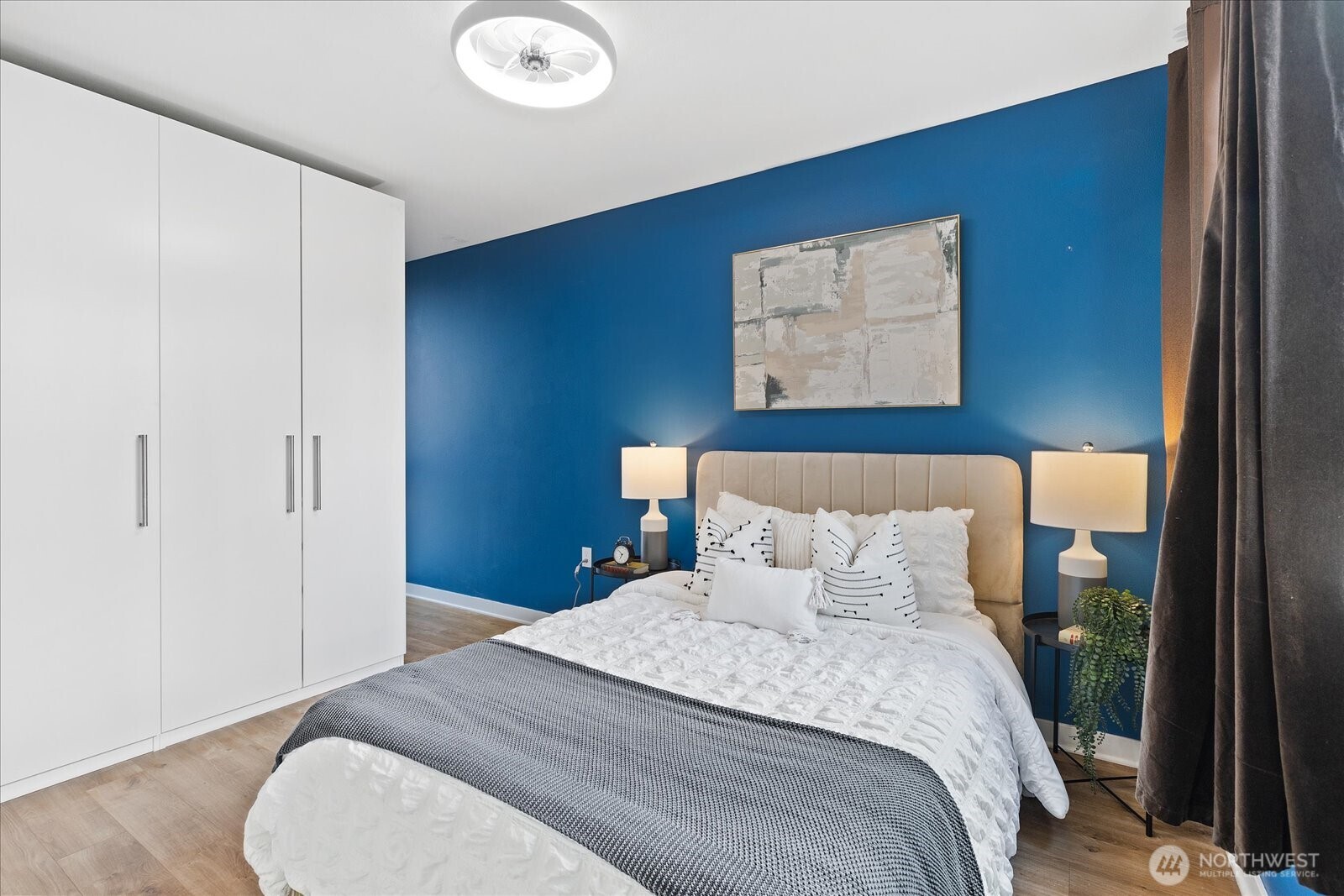 4422 Woodlawn Avenue N Unit: 213