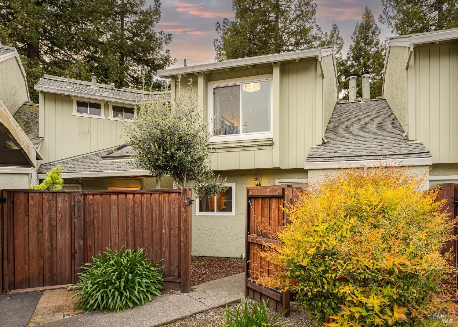 684 Racquet Club Cir