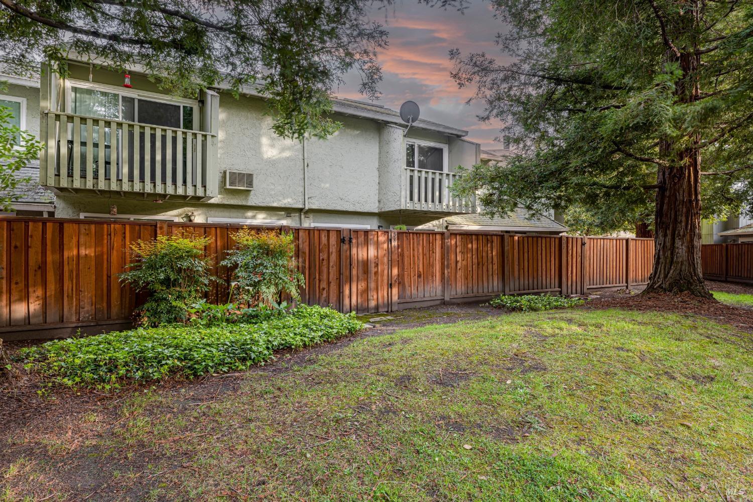 684 Racquet Club Cir