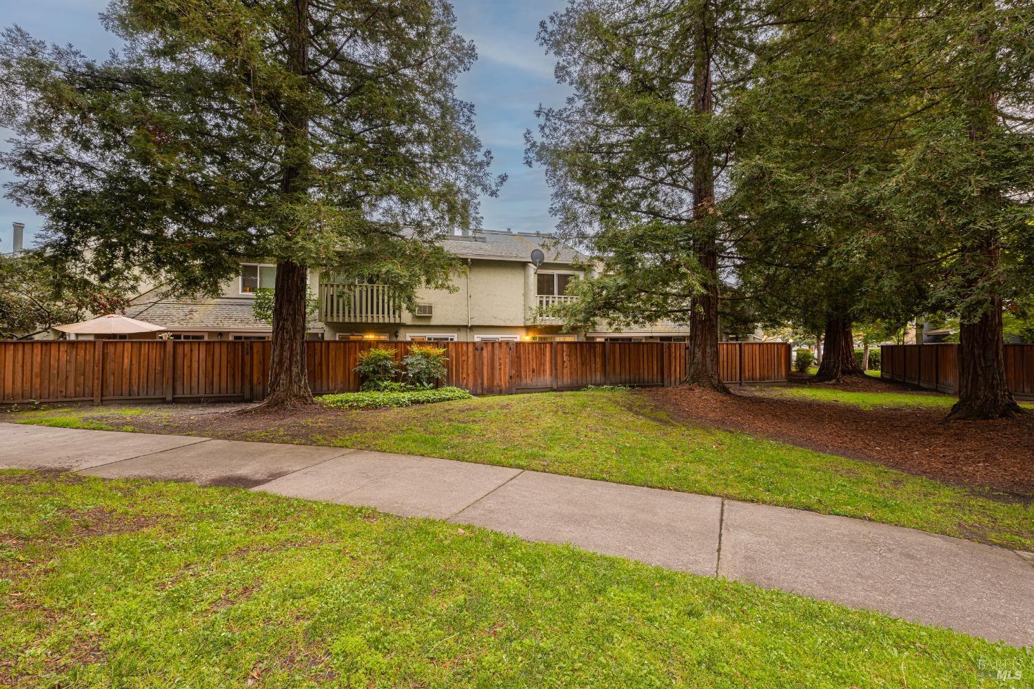 684 Racquet Club Cir