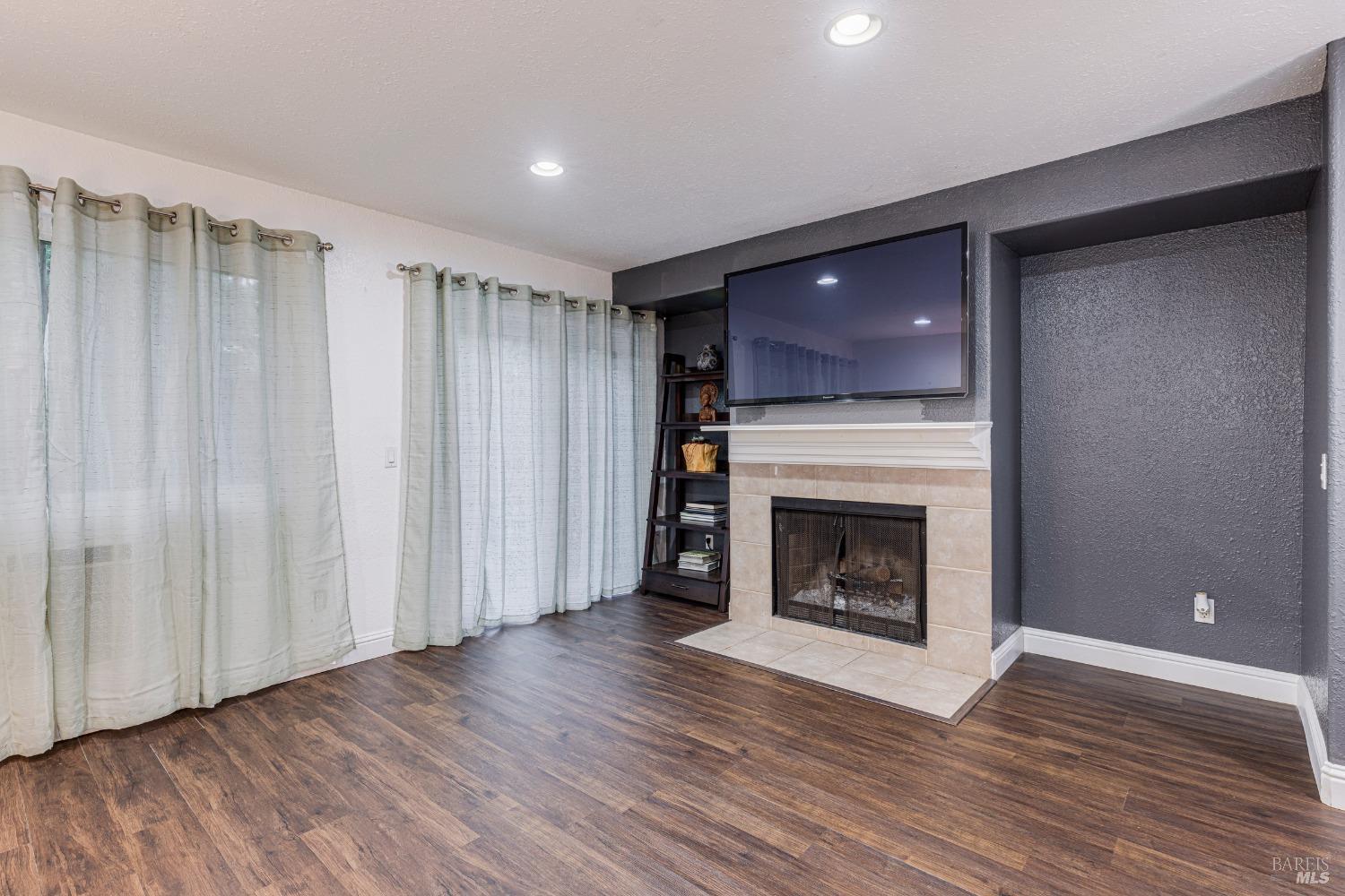 684 Racquet Club Cir