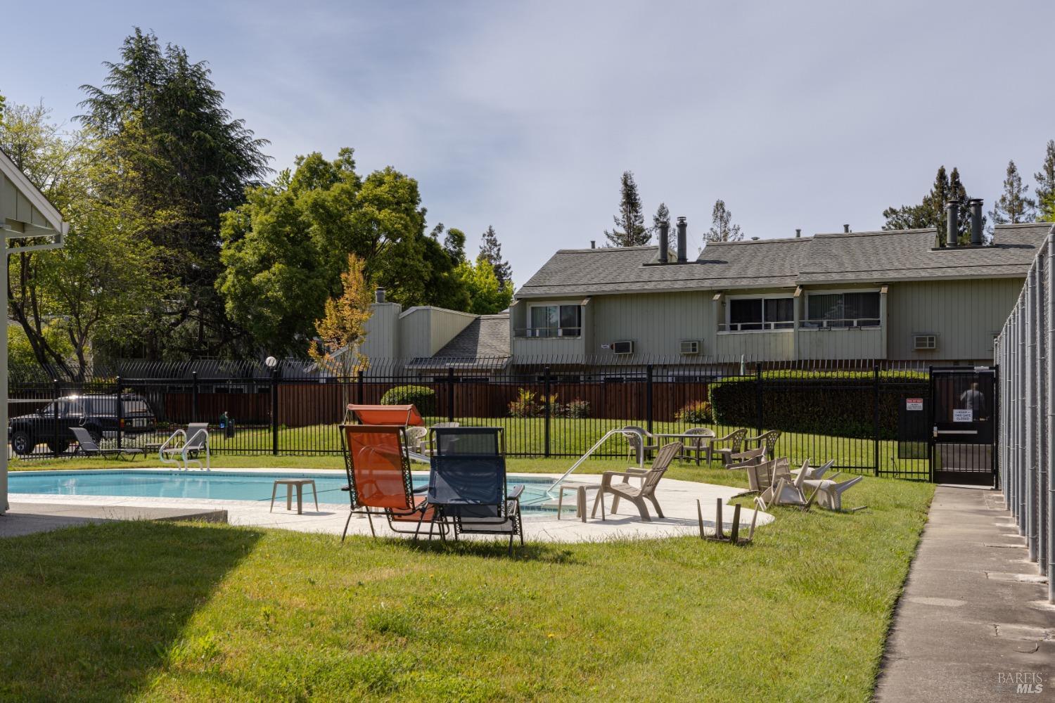 684 Racquet Club Cir