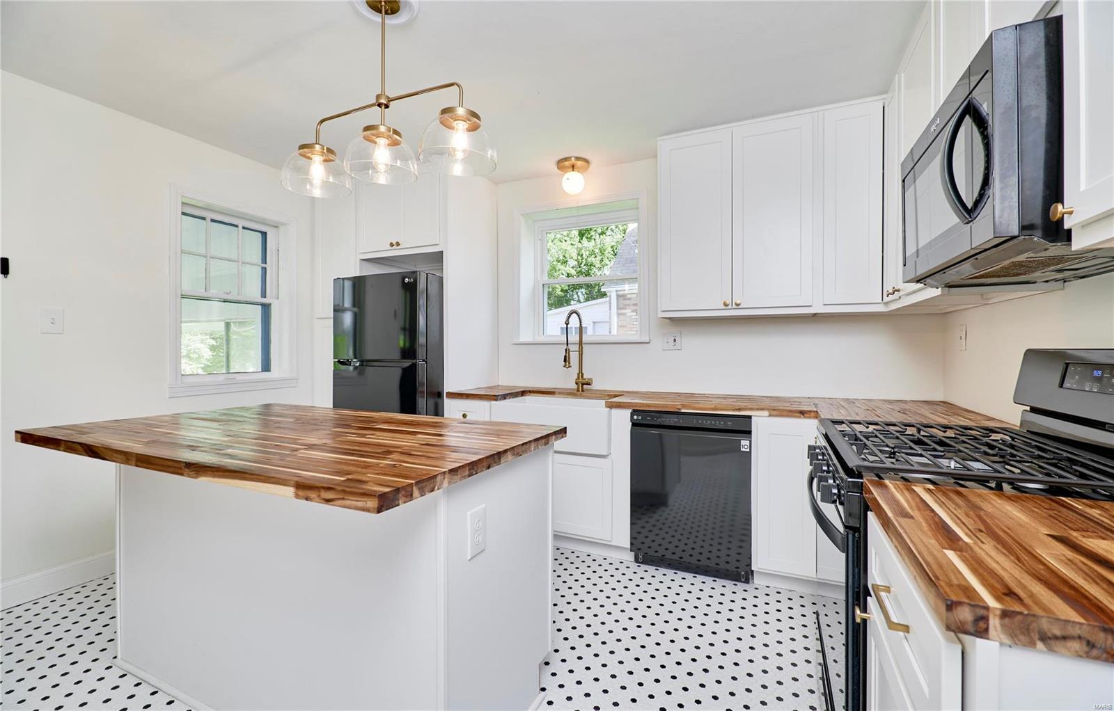 3661 Eminence Boulevard