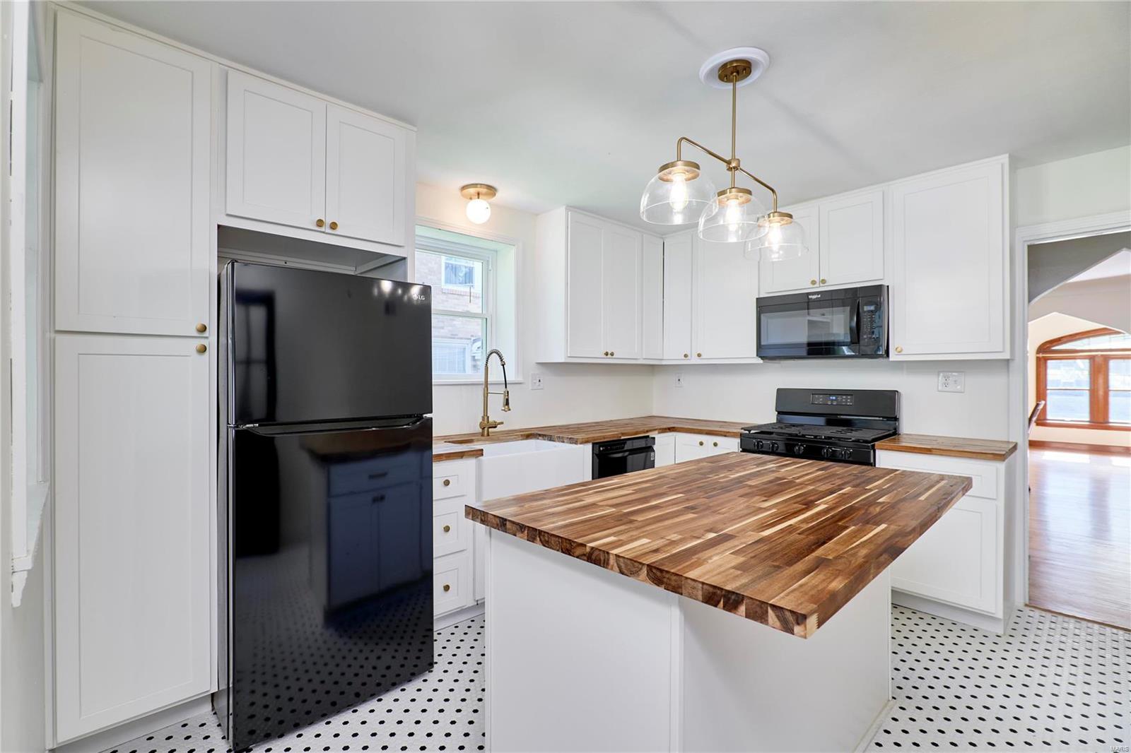 3661 Eminence Boulevard