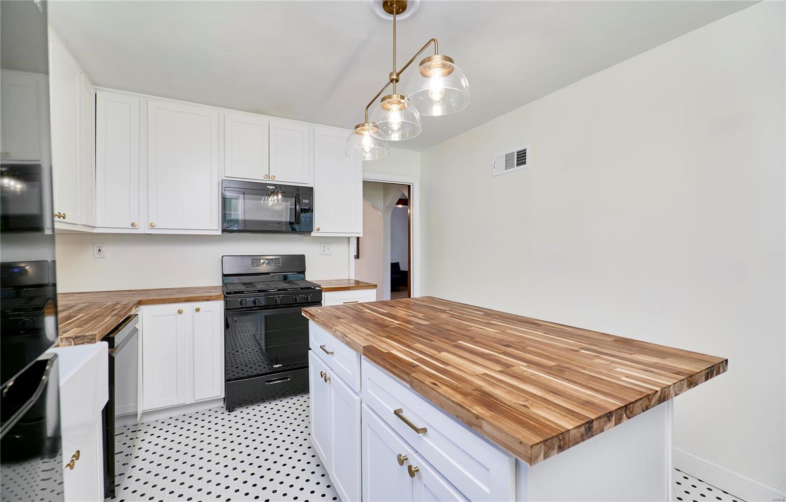 3661 Eminence Boulevard