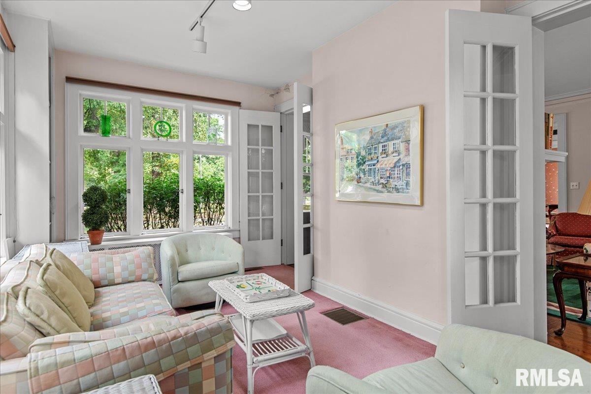 1520 W South Grand Avenue