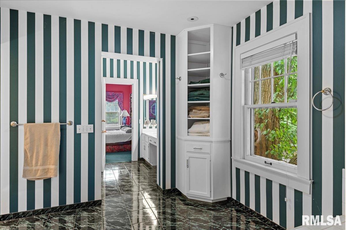 1520 W South Grand Avenue