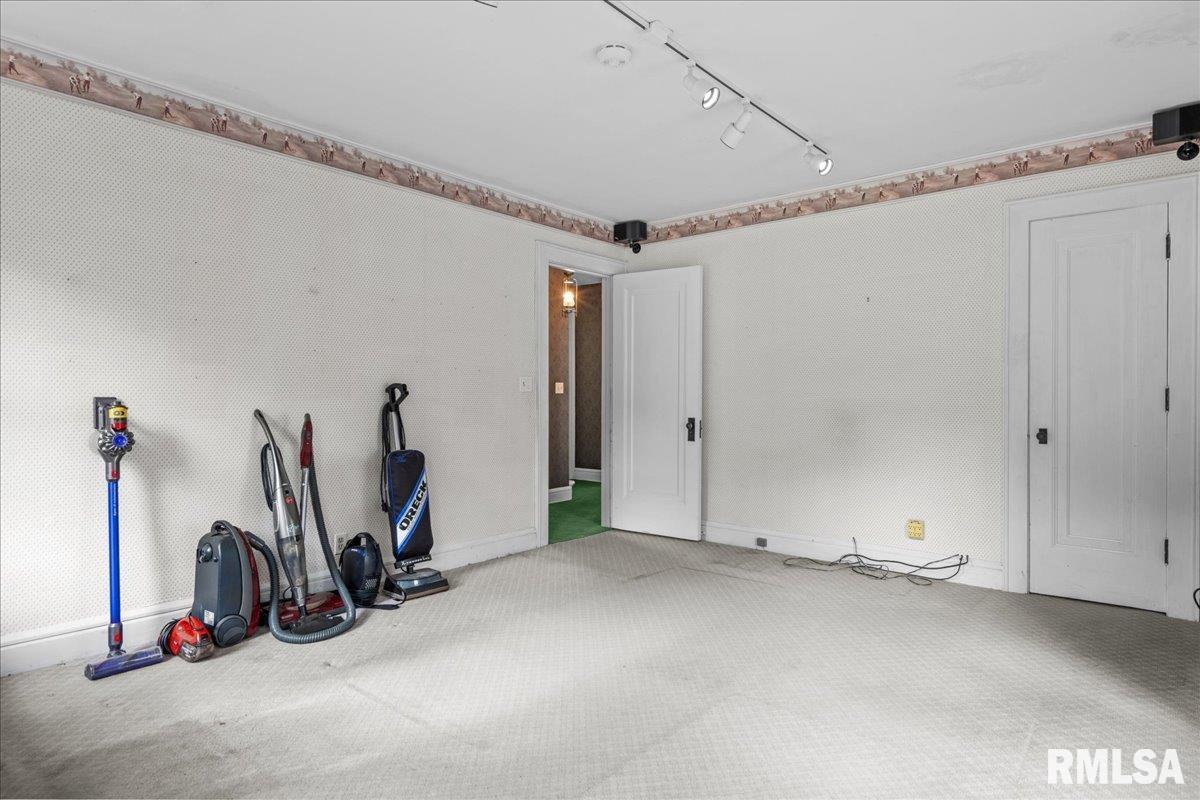 1520 W South Grand Avenue