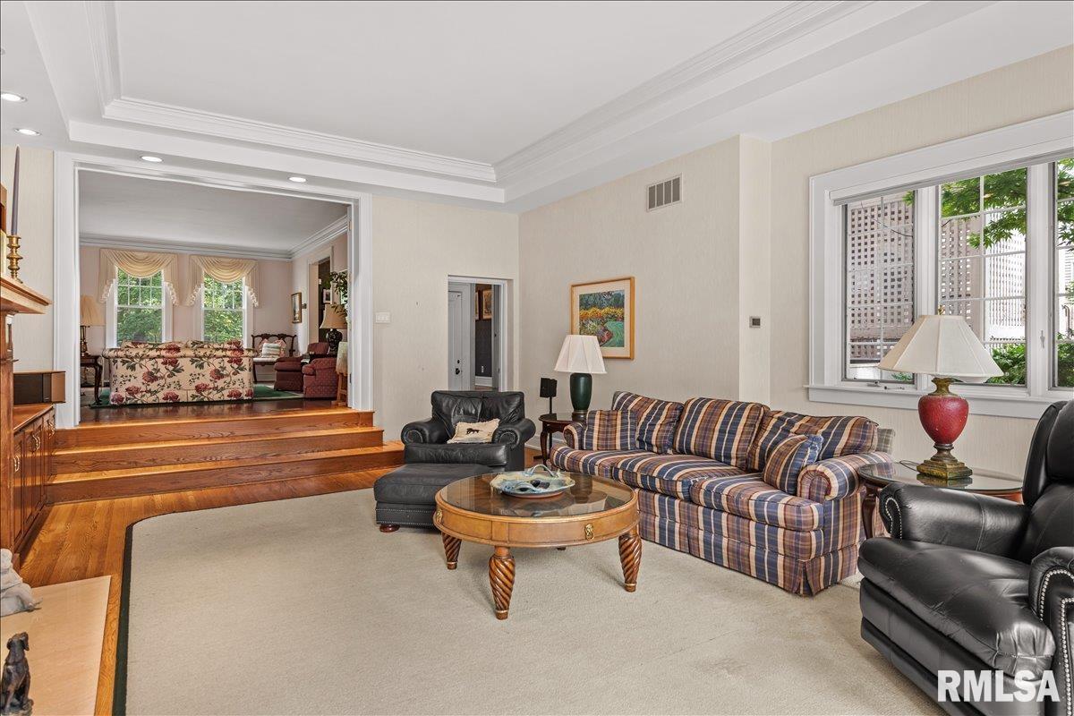 1520 W South Grand Avenue