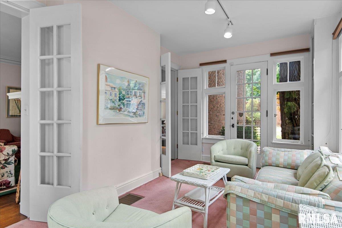 1520 W South Grand Avenue