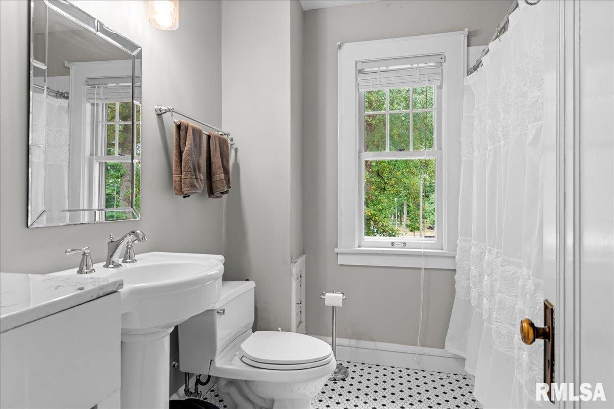 1520 W South Grand Avenue