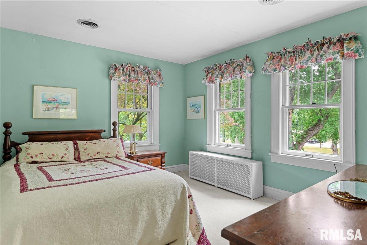 1520 W South Grand Avenue