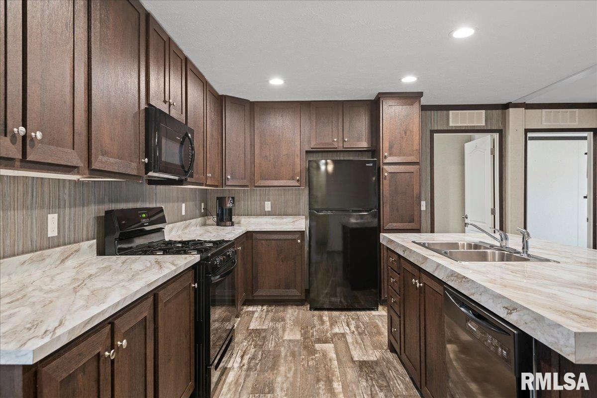 3725 N PEORIA Road Unit: 203