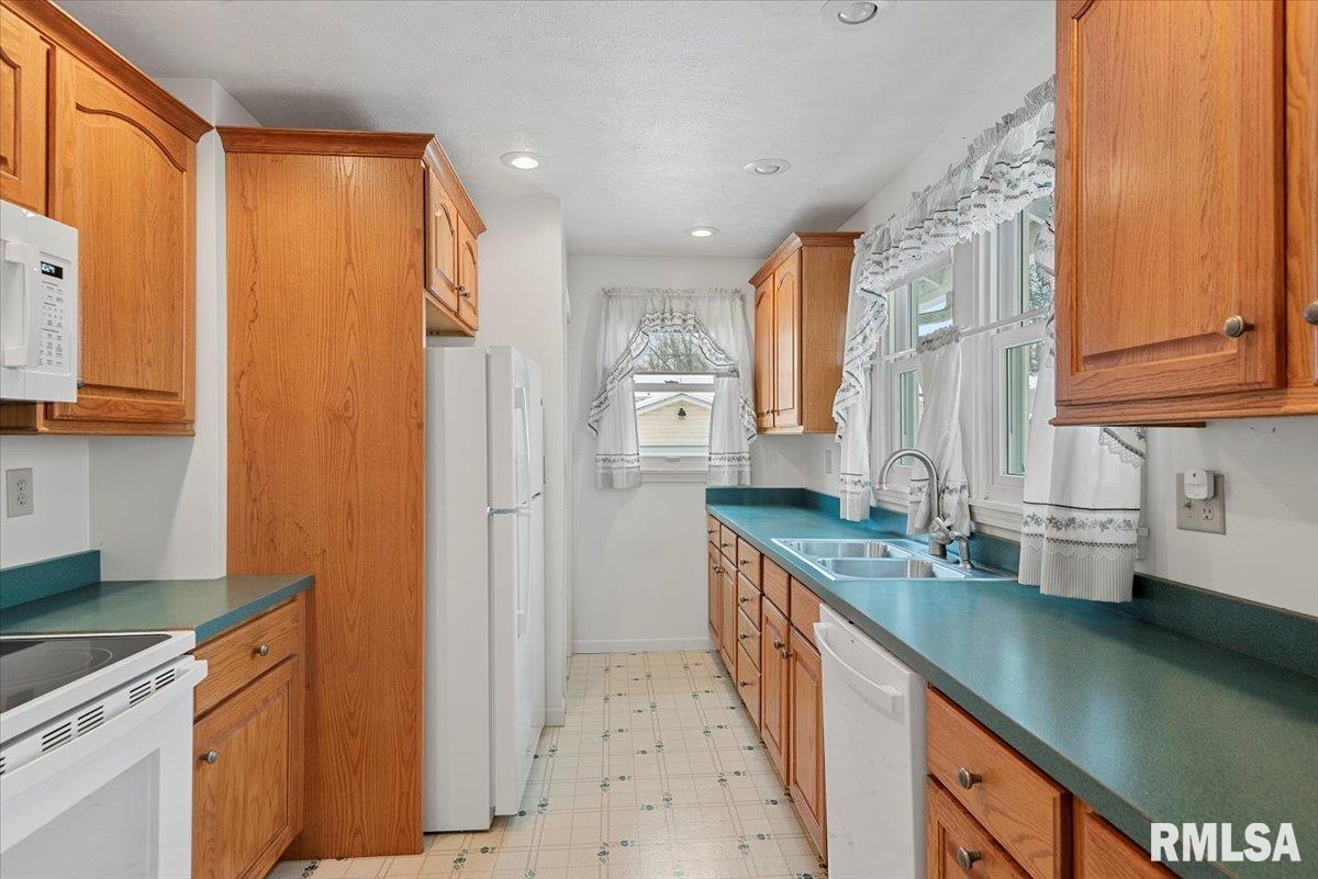 720 W FAYETTE Avenue