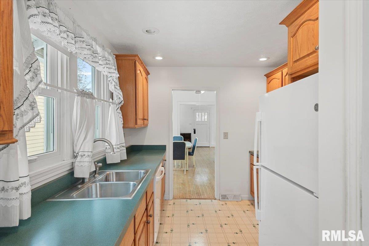 720 W FAYETTE Avenue