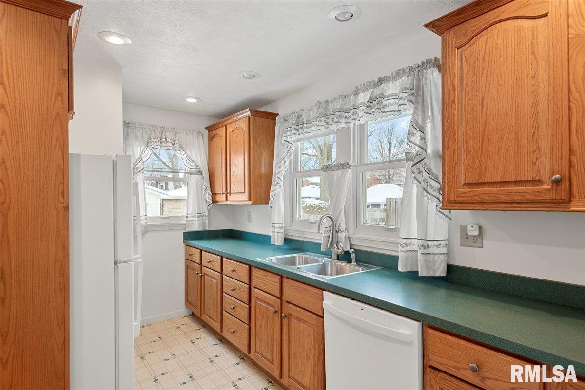 720 W FAYETTE Avenue