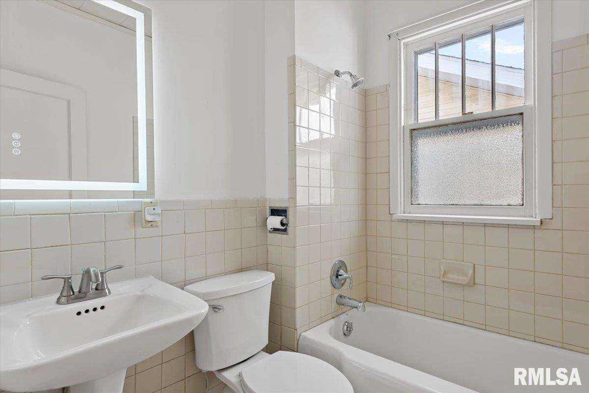 720 W FAYETTE Avenue