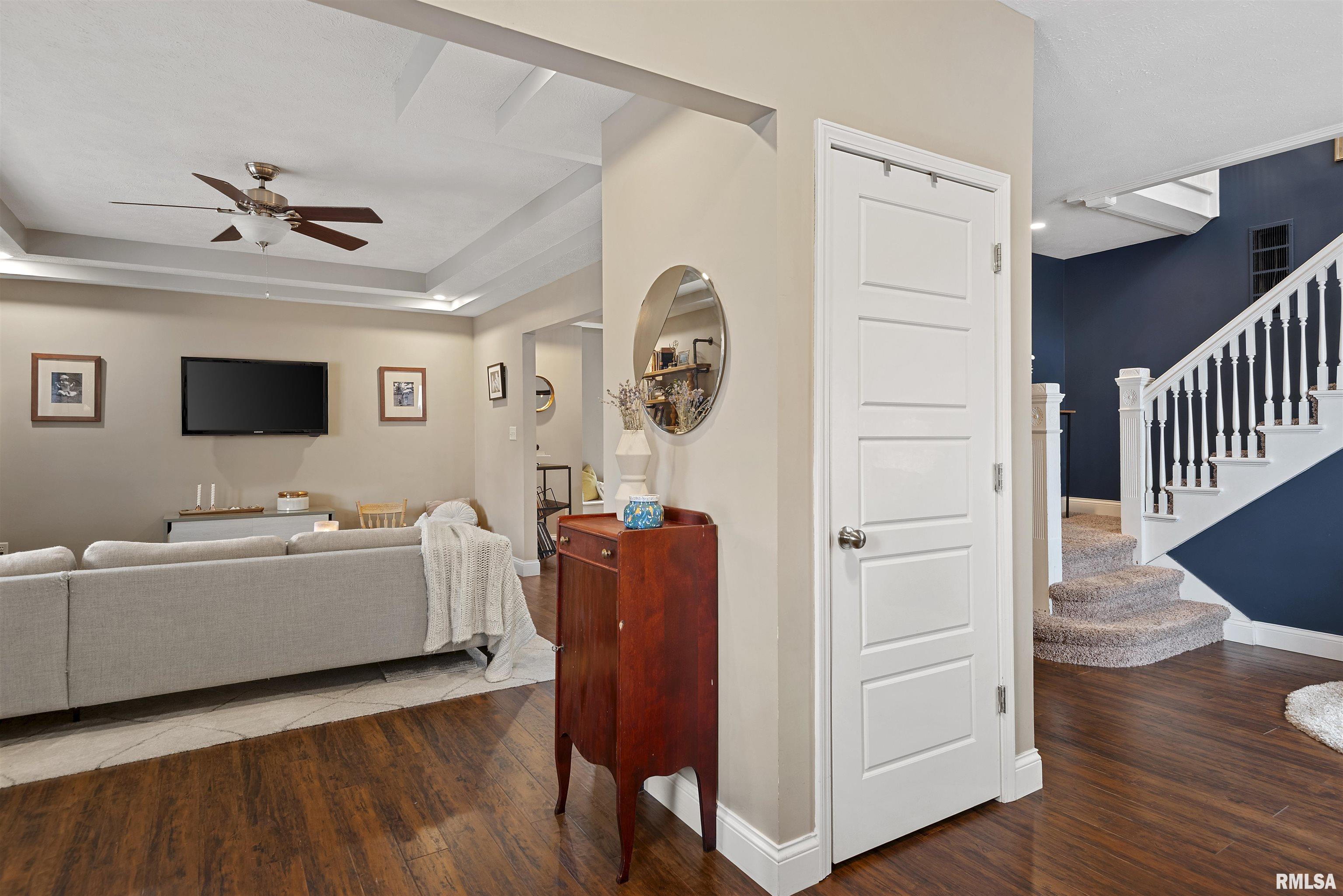 709 S DOUGLAS Avenue