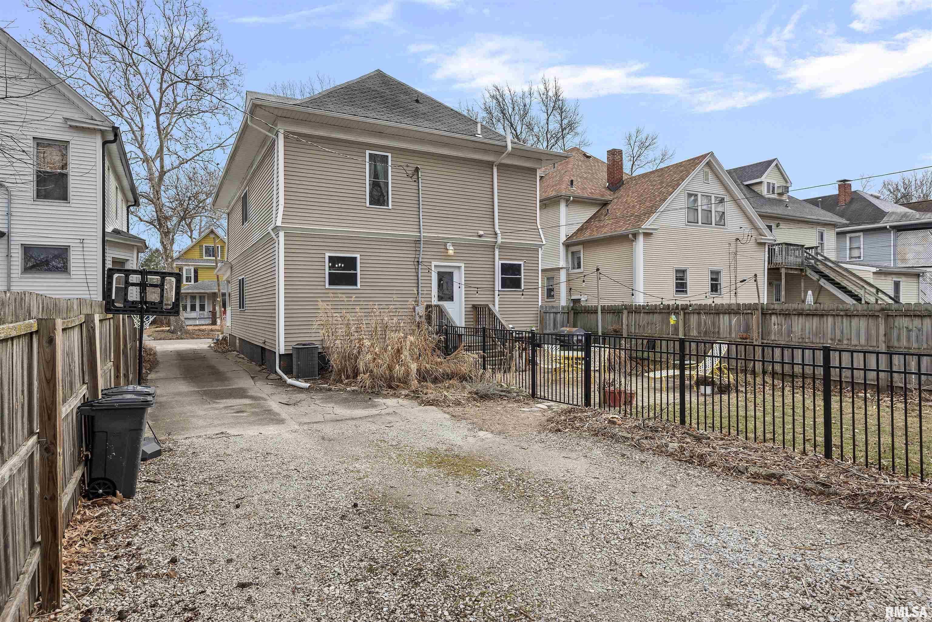 709 S DOUGLAS Avenue