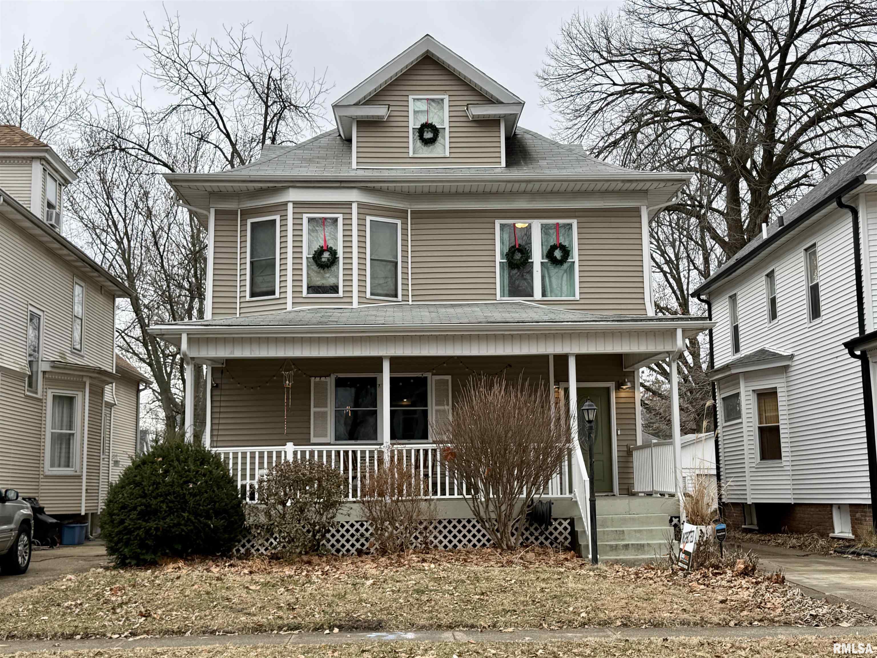 709 S DOUGLAS Avenue