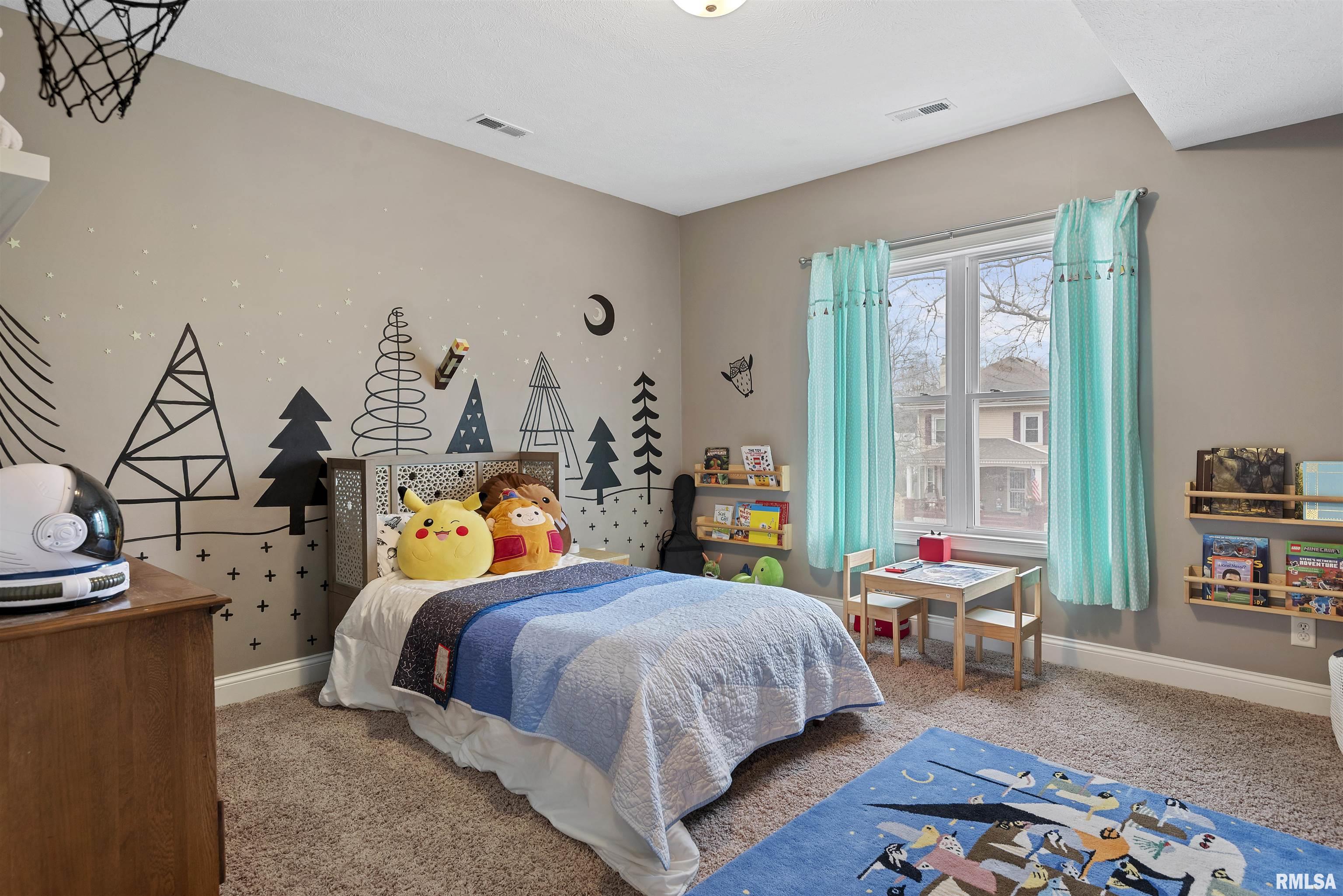 709 S DOUGLAS Avenue