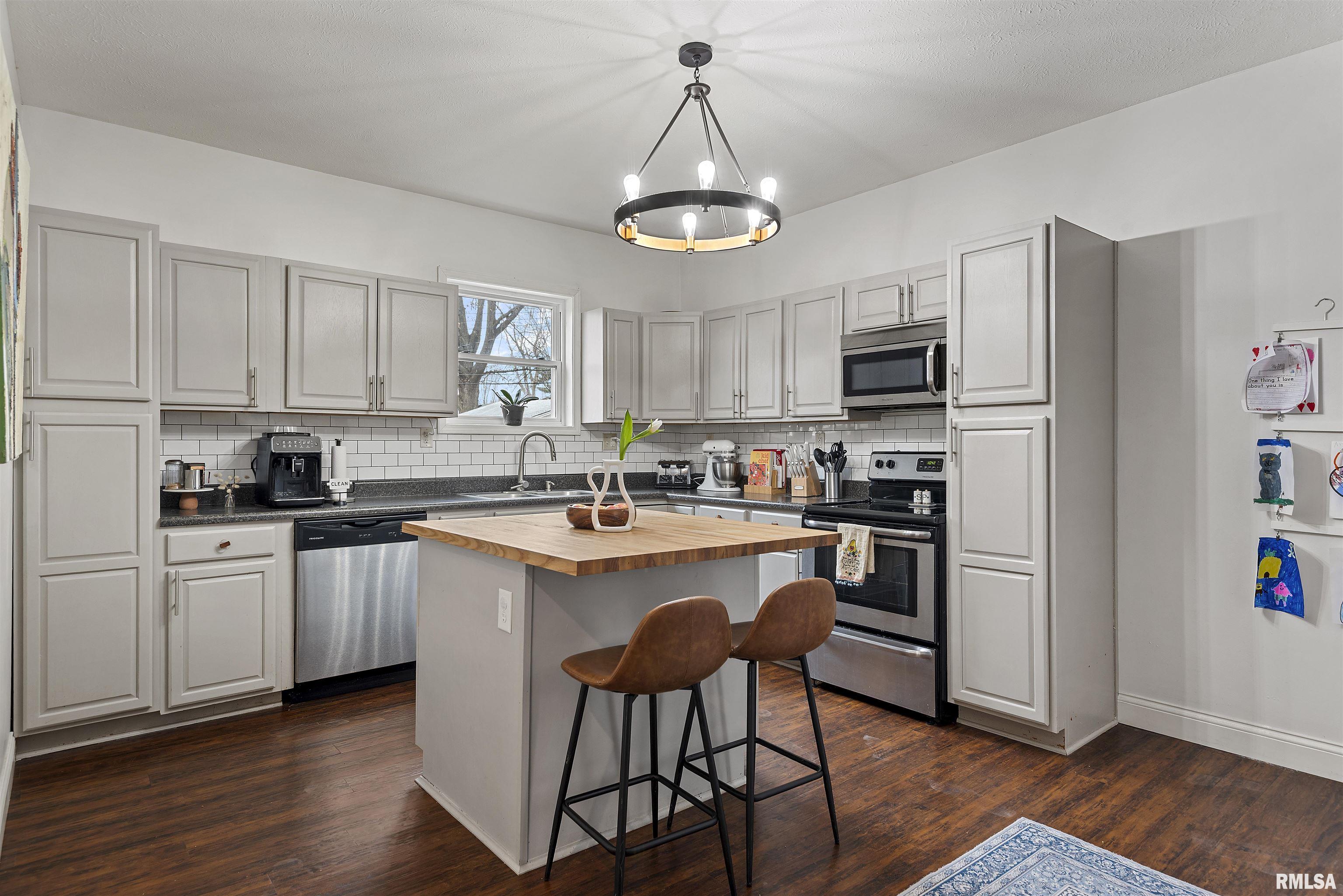 709 S DOUGLAS Avenue