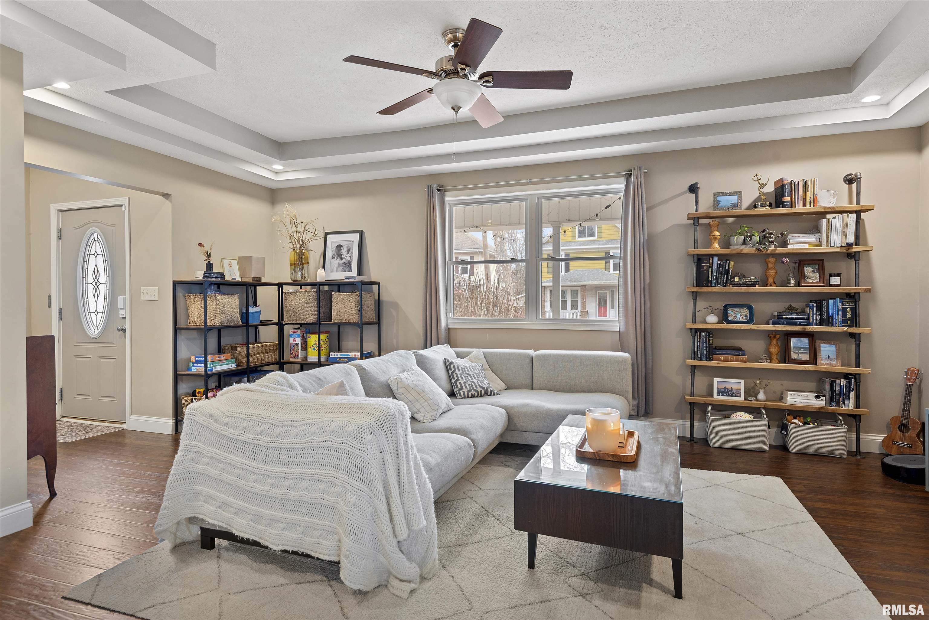 709 S DOUGLAS Avenue