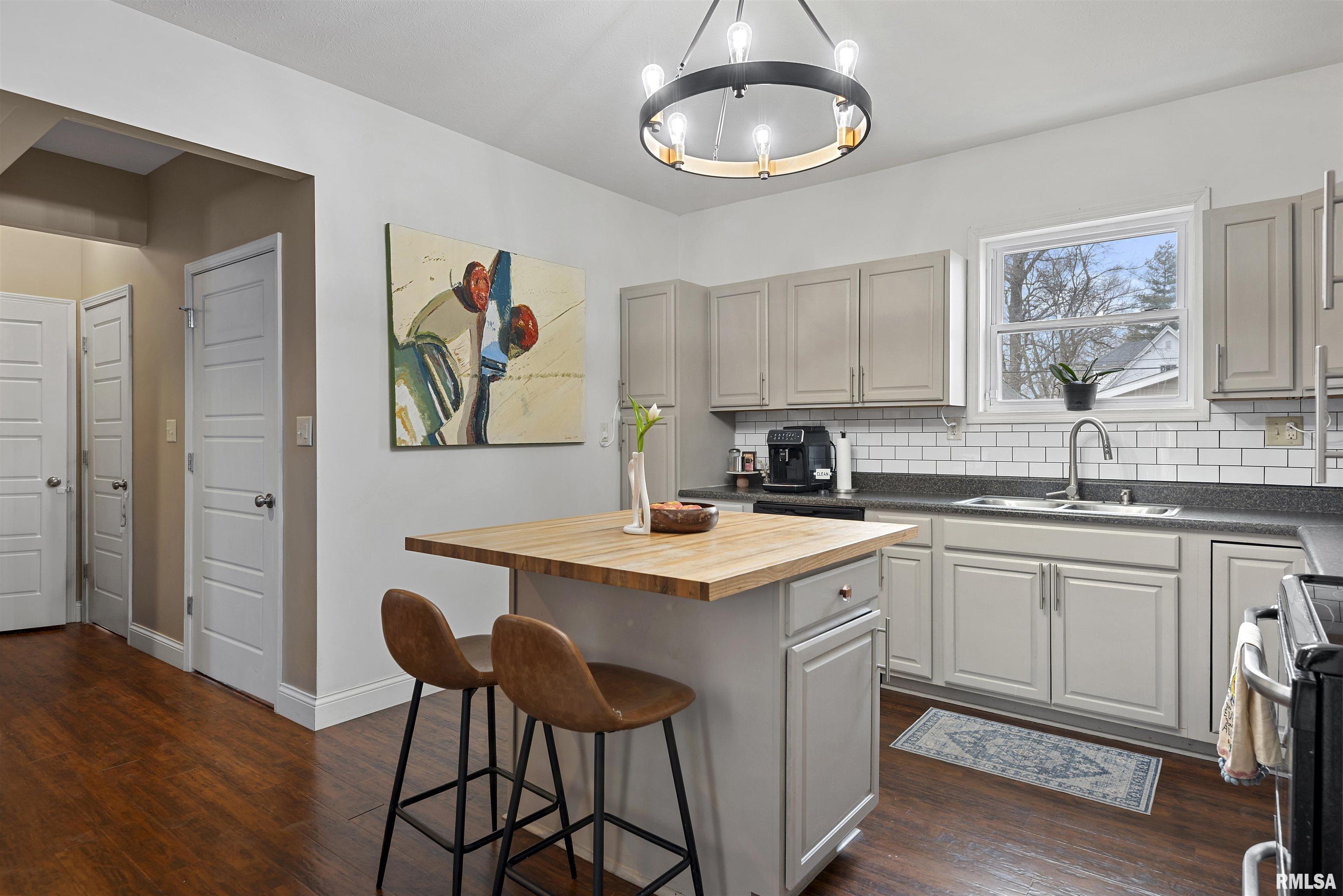 709 S DOUGLAS Avenue