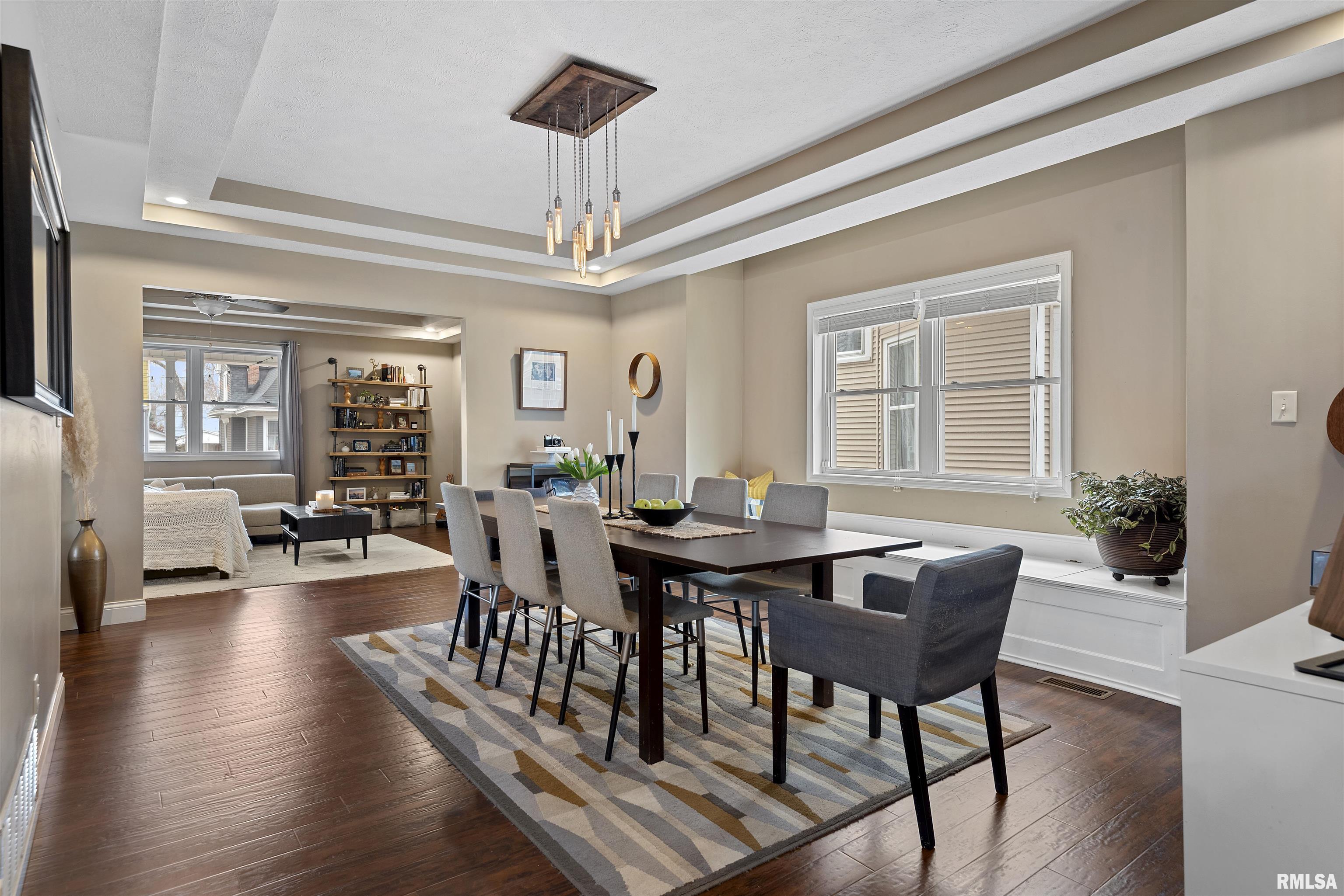 709 S DOUGLAS Avenue