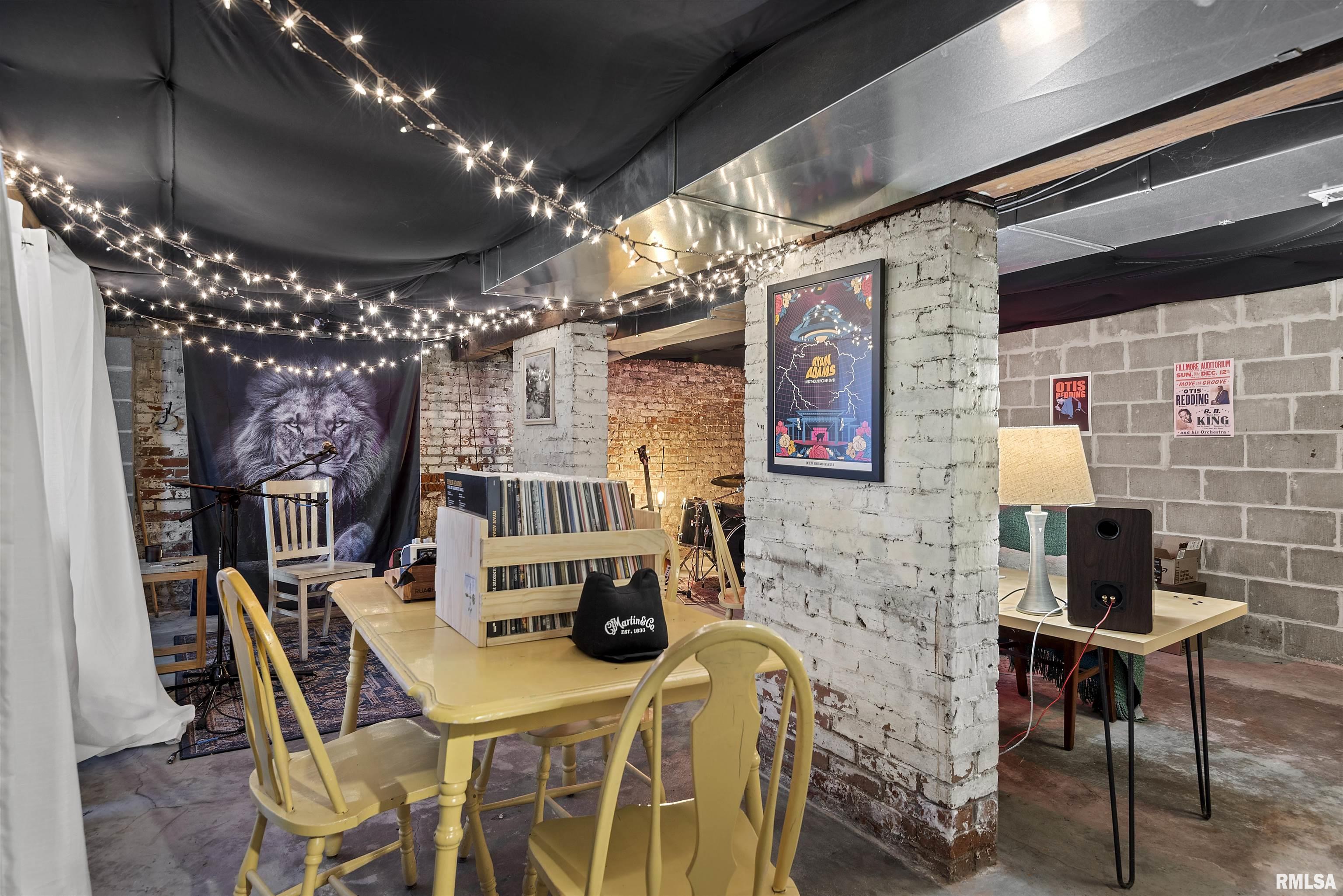 709 S DOUGLAS Avenue