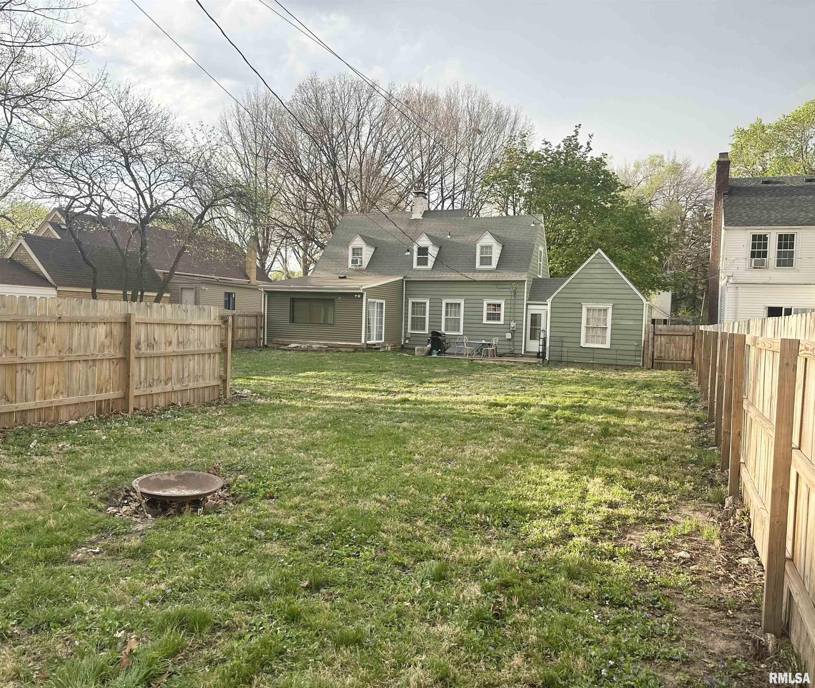 822 W EDWARDS Street