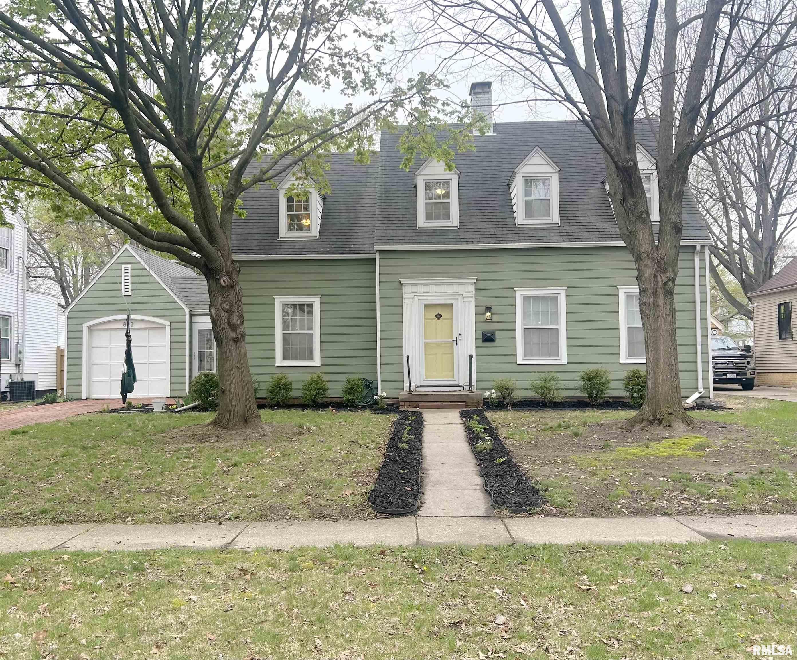 822 W EDWARDS Street