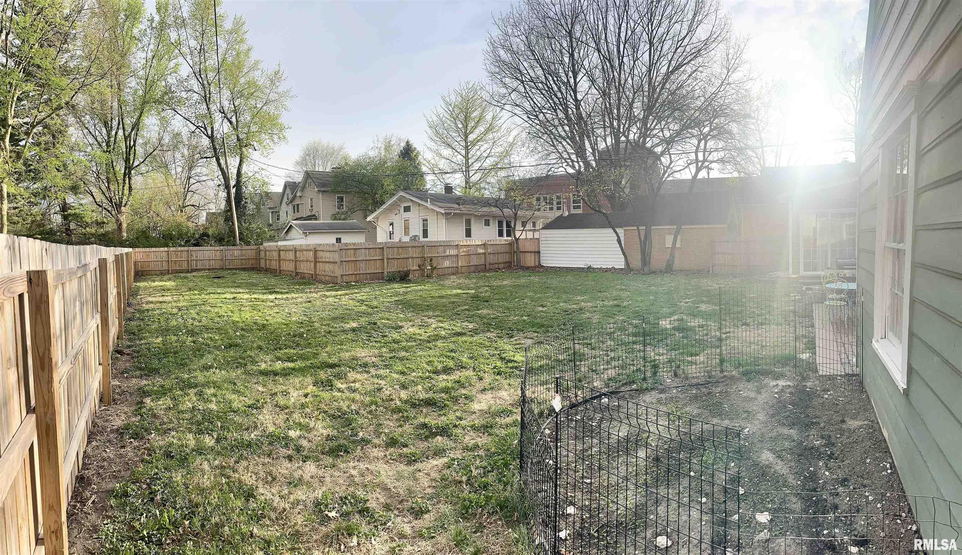 822 W EDWARDS Street