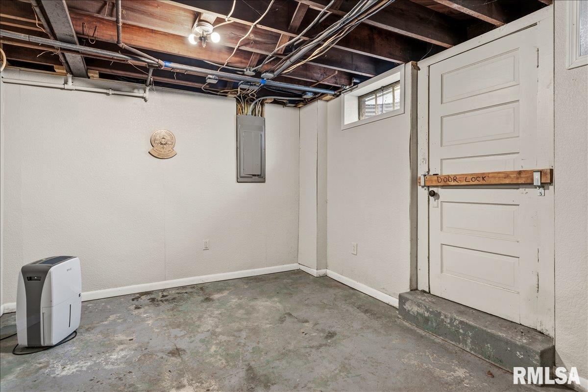822 W EDWARDS Street