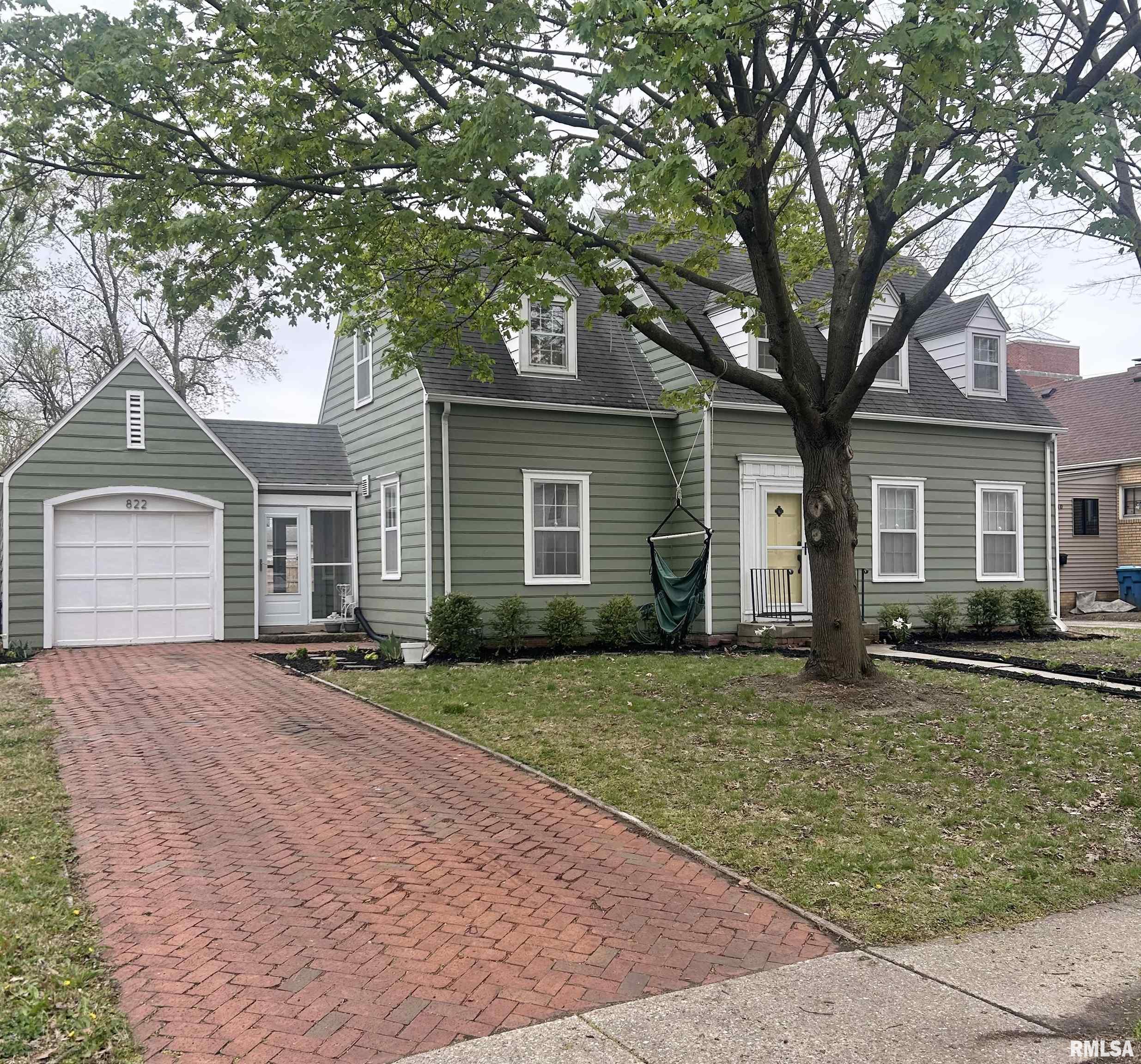 822 W EDWARDS Street