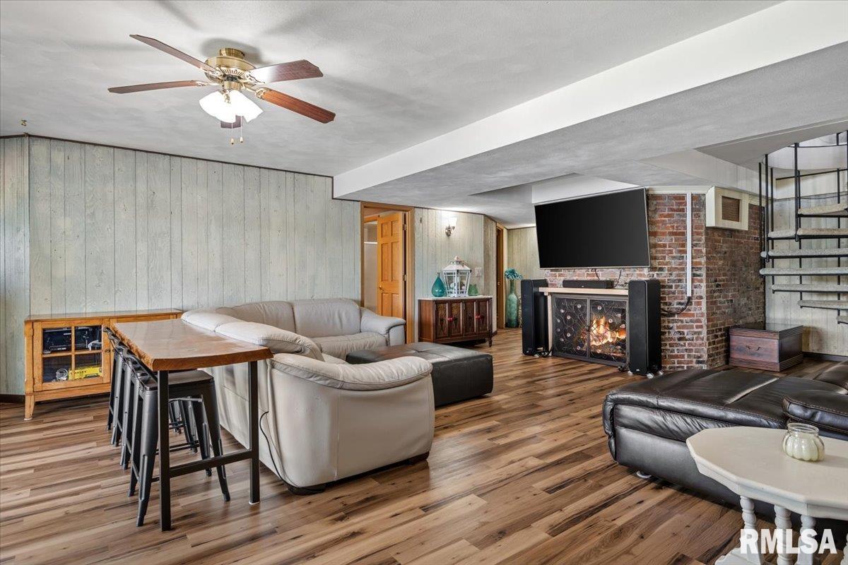 825 POPLAR Drive