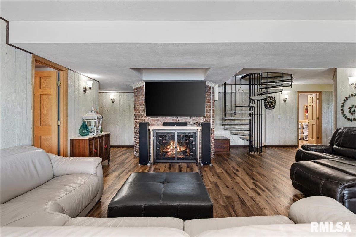 825 POPLAR Drive