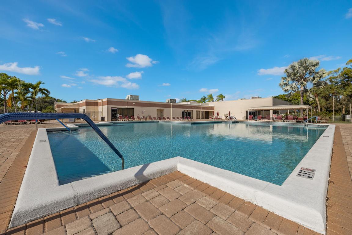 4700 Lucerne Lakes Boulevard W 204