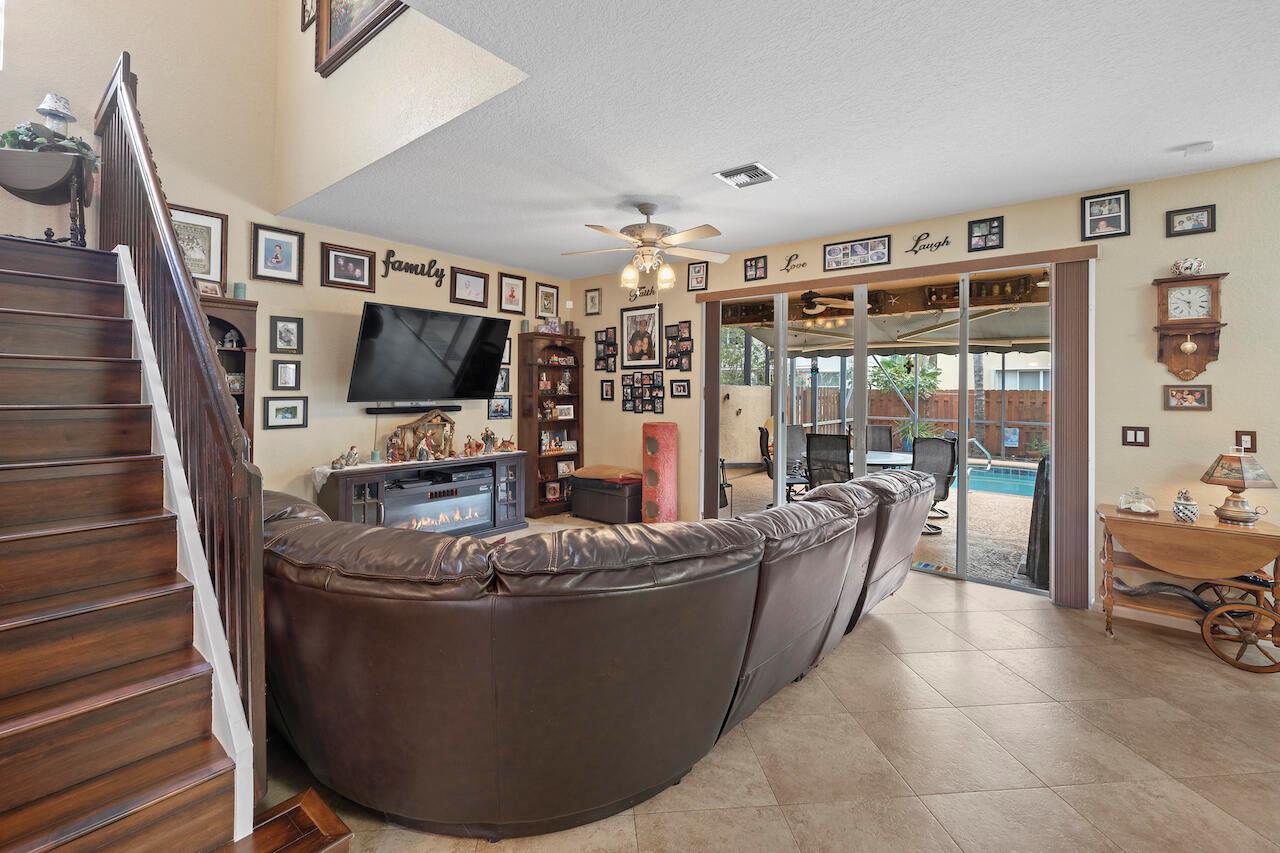 6089 Oak Bluff Way