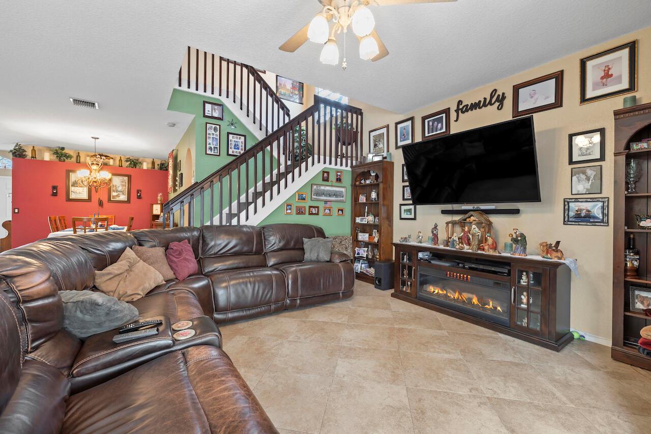 6089 Oak Bluff Way