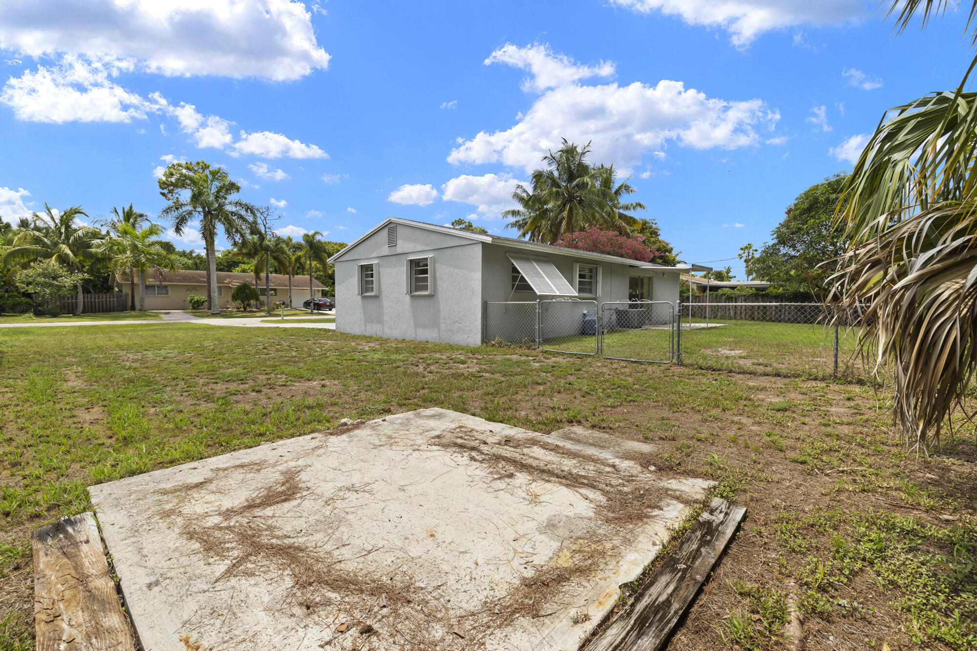 2402 Pinecrest Court